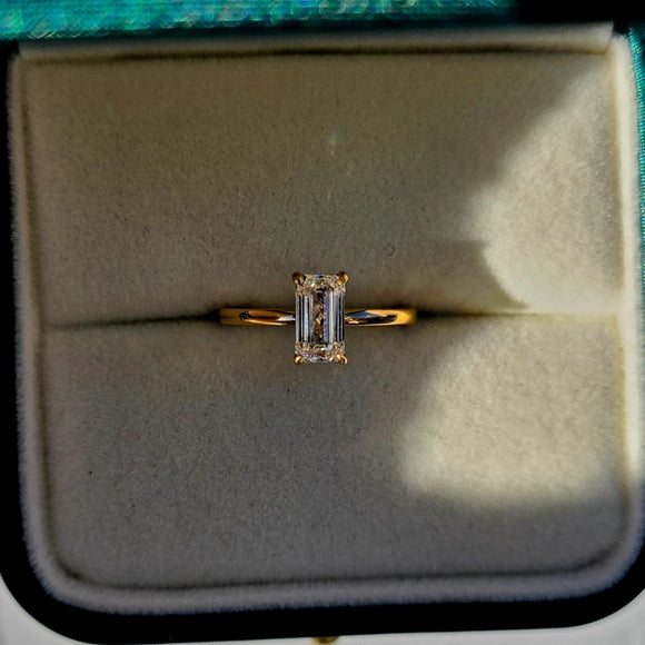 Solid 18k Gold 0.9ct (E VVS2) Lab Emerald Diamond Ring