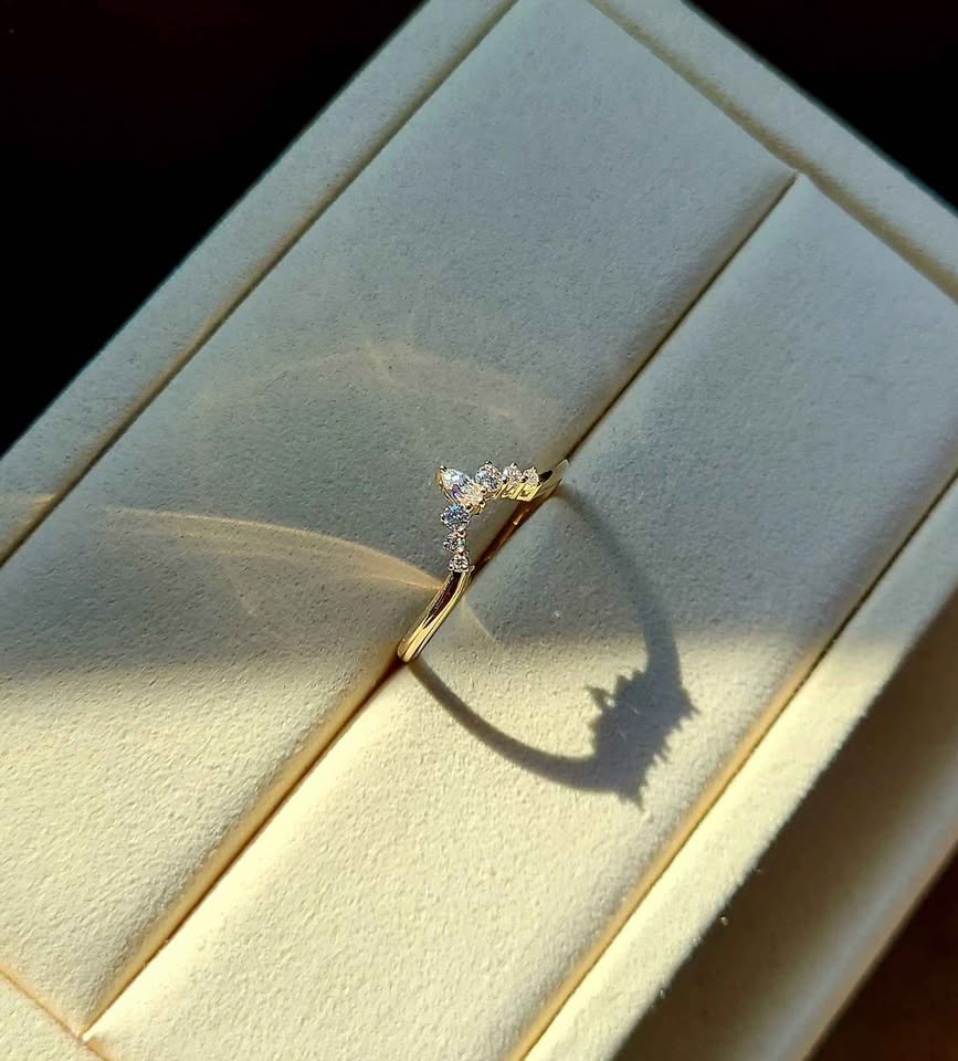 solid 14k gold v shaped moissanite band