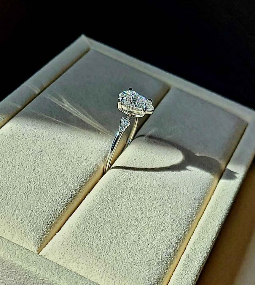 solid 14k gold 2ct 7x10mm pear moissanite ring with side moissanite