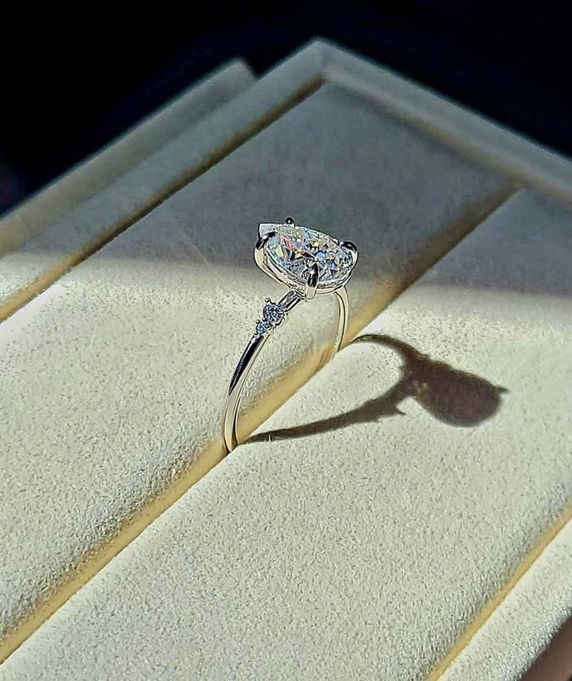 solid 14k gold 2ct 7x10mm pear moissanite ring with side moissanite