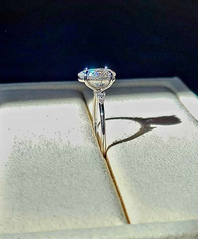 solid 14k gold 2ct 7x10mm pear moissanite ring with side moissanite