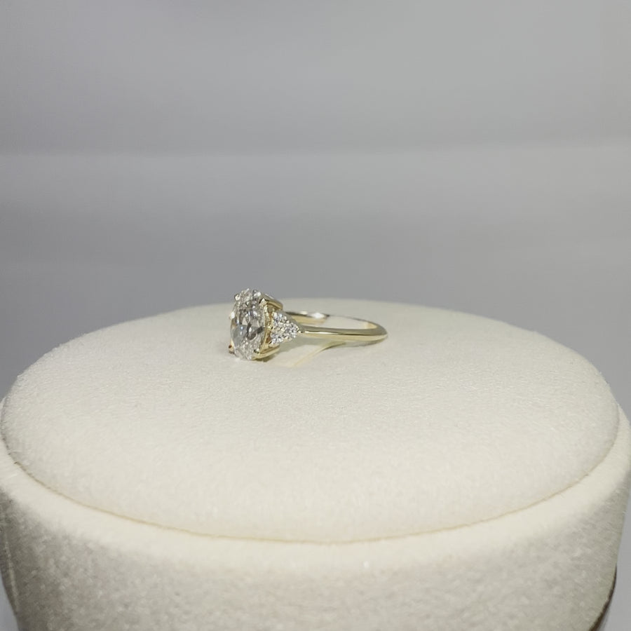 Solid 14k Gold 1.2ct (F VS) Lab Oval Diamond Ring with Side Stone Lab Diamonds