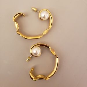 Natural pearl ripple earrings